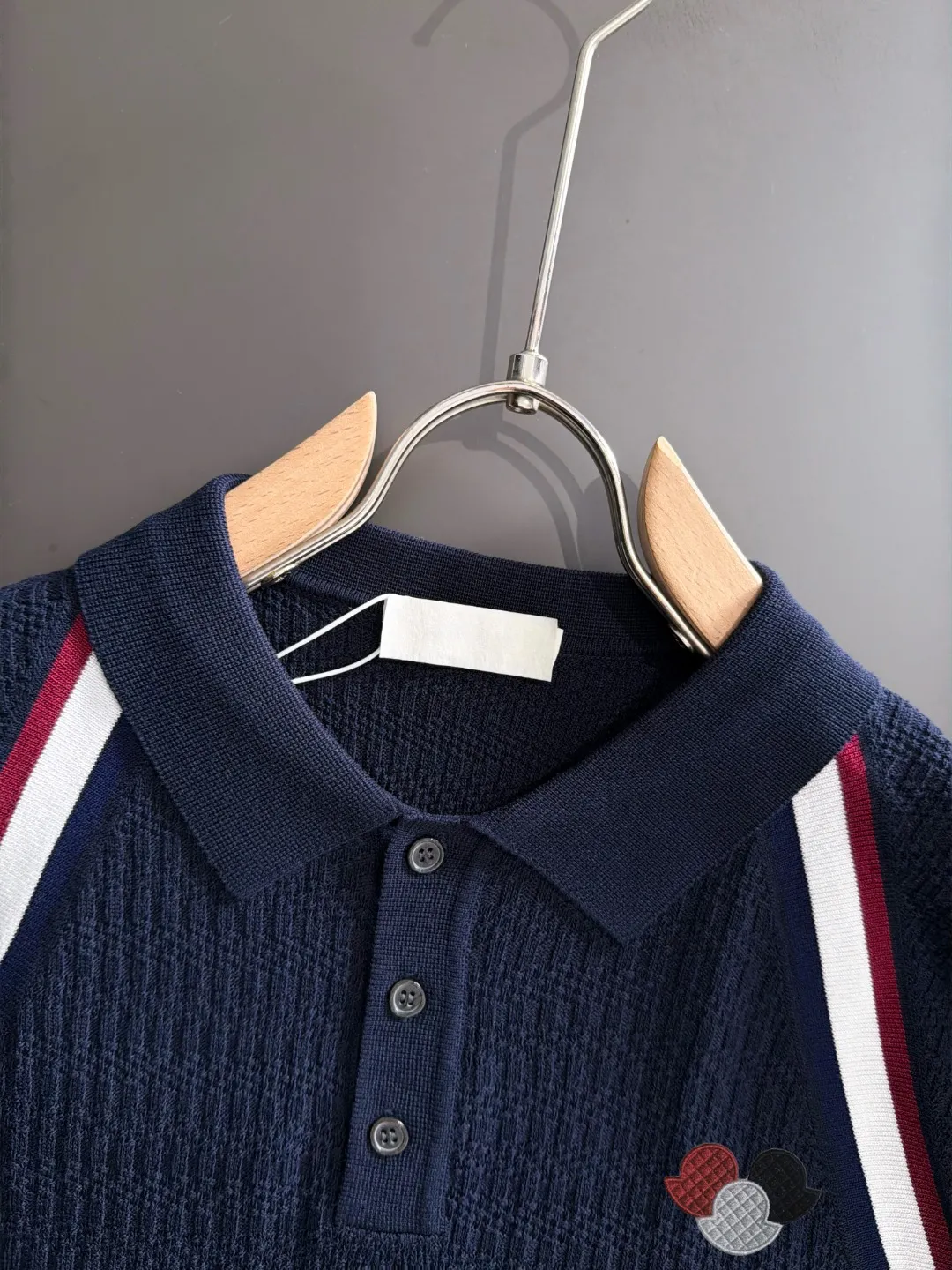 Next day shipping P165 Mouth-mounted High Quality 2026 Summer New Arrival Men's Short Sleeve T-shirt Made of combed cotton yarn knitted cotton fabric, pure cotton high-weight special yarn, it feels full of weight when weighed, and the upper body is more textured than ordinary T-shirts. This texture can cope with the weather easily and is suitable for both hot and cold! The pattern on the chest adopts three-dimensional embroidery technology, and is perfectly produced stitch by stitch with reference to the original version! Loose fit design, looks noble. Size: M to XXXL